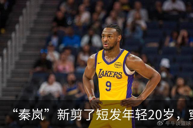 “秦岚”新剪了短发年轻20岁，穿针织衫+工装裤，美得像换了个人