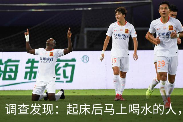 调查发现：起床后马上喝水的人，用不了多久，身体会有4改变